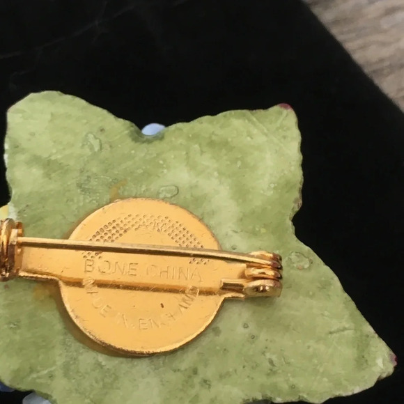 Vtg China  flower brooch - Picture 5 of 5